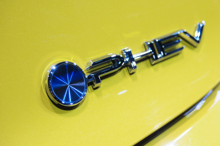 トヨタ・プリウス2.0L PHEVプロトタイプ（「PHEV」バッジ）