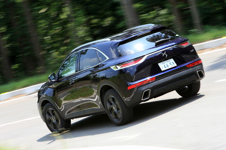 ディーゼル車（写真）とガソリン車が選べる「DS 7クロスバック」。同じグレード同士で比べた場合、車両価格はディーゼル車の方が20万円高となるが、エコカー減税により“乗り出し価格”はほぼ同等になるという。