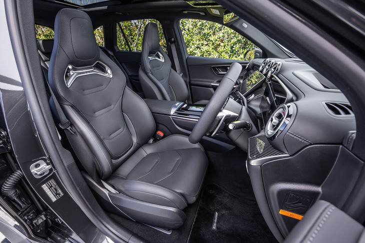 ヘッドレスト一体型のスポーティーなシートは、「AMGパフォーマンスパッケージ」に含まれるアイテム。表皮はグレーのステッチが入ったナッパレザーで、内装色はブラックのみの設定となる。