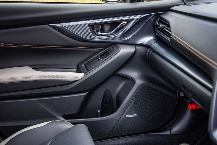 「レヴォーグ レイバック」には、フロント6個、リア4個のスピーカーと432W相当の高出力クラスDアンプを組み合わせたharman/kardonサウンドシステムが標準で装備される。