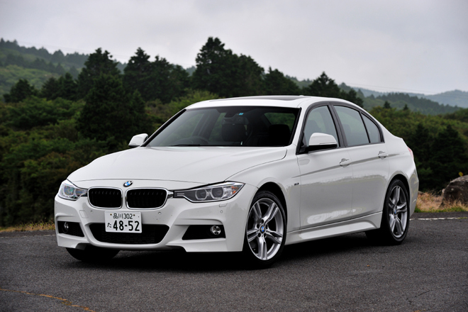 BMW 320iセダンMスポーツ
    ボディーサイズ：全長×全幅×全高＝4625×1800×1430mm／ホイールベース＝2810mm／車重＝1540kg／駆動方式＝FR／エンジン：2リッター直4 DOHC 16バルブターボ／トランスミッション：8段AT／最高出力：184ps/5000rpm／最大トルク：27.5kgm/1250-4500rpm／タイヤ：（前）225/45R18 （後）255/40R18／価格：494万円