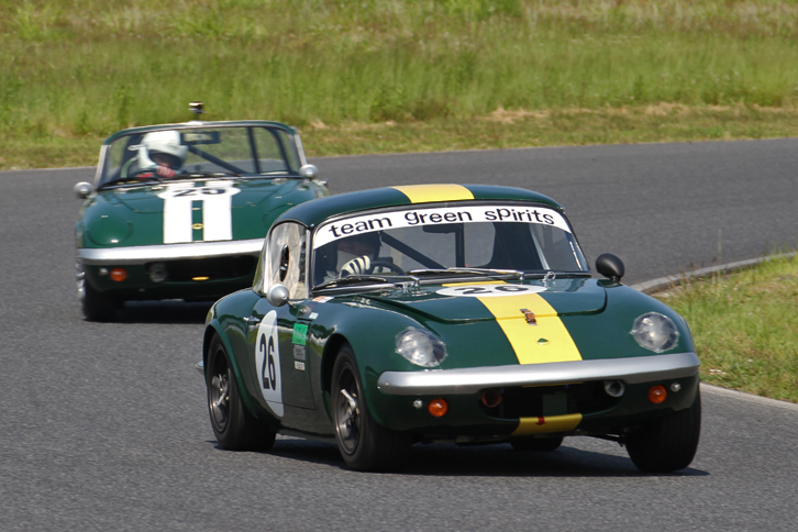 エバーグリーンカップで、激しいトップ争いを演じたナンバー26の1966年「ロータス・レーシング・エラン（26R）」とナンバー25の66年「ロータス・エランS3」。ポールポジションからスタートしたナンバー26がレースをリードしたが、最終ラップとなる8周目で25がオーバーテイク。しかし最終コーナーで26が抜き返してフィニッシュを迎えた。