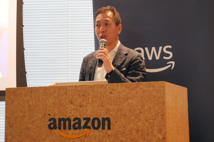 AIの進化が自動車の開発に及ぼす影響について説明する、AWSの自動車事業本部プリンシパル ソリューションズ アーキテクトの梶本一夫氏。