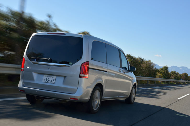 「Vクラス」の駆動方式はFR。「乗員と荷物が増えた際にも駆動力をしっかり路面に伝えることができるため、走行安定性に優れる」とはメーカーの弁である。