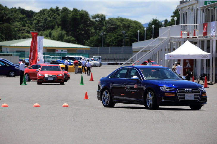 次はフルブレーキからの障害物回避。フルブレーキをかけながらのステアリング操作が試される。はじめは障害物を避けることで精いっぱい。