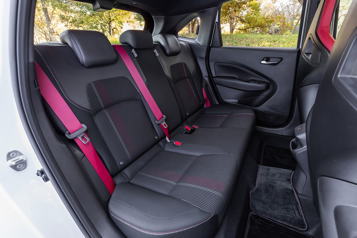 レッドとグレーのストライプが特徴となるドアトリムやシート表皮は「ノート オーラNISMO」の専用デザイン。背もたれにはリクライニング機能や60：40分割可倒機構が備わっている。