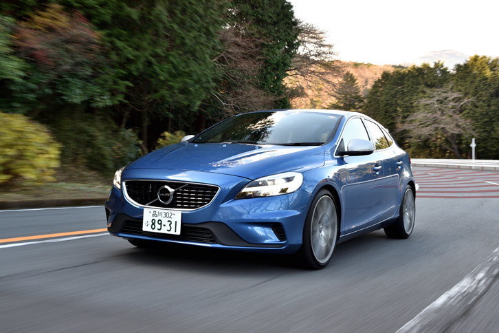 「V40 D4 R-DESIGNチューンド・バイ・ポールスター」は足まわりも特別。コイルスプリングは「R-DESIGN」のスポーツシャシー仕様よりもスプリングレートを30％高められた。そのせいもあってか“硬派な乗り味”には賛否が分かれそうだ。