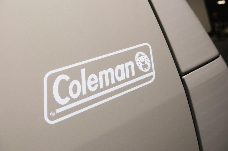 三菱デリカミニ × Coleman（「Coleman」ロゴ）