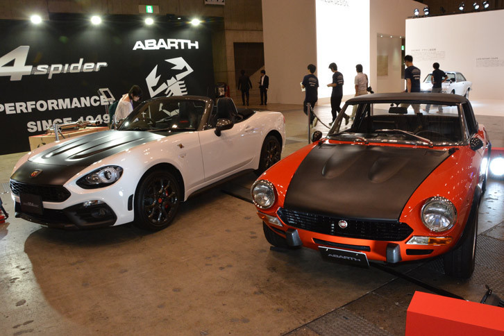 1973年式の「フィアット・アバルト124スパイダー ラリー」（右）と新型「アバルト124スパイダー」（左）。73年式のアバルト124スパイダーは、WRCでも活躍したモデルだ。