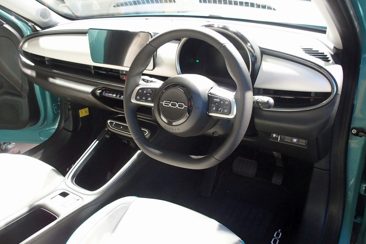 丸型のメータークラスターや2本スポークのステアリングホイールなど、初代「600」からのデザイン要素が用いられた新型「600e」のコックピット。