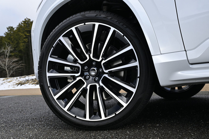 今回の試乗車は、標準で装備される「7ダブルスポーク ダイヤモンドカット／ブラック」の22インチホイールに、前後とも275/35R22サイズの「ピレリPゼロPNCS」タイヤを組み合わせていた。