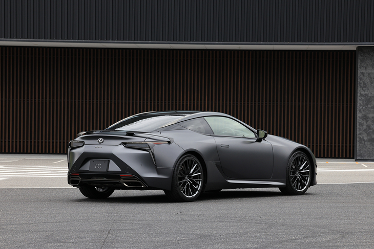 一般販売されるのはクーペと「コンバーチブル」を合わせて100台のみ。2025年7月24日から8月7日までの期間限定で抽選申し込みを受け付ける。