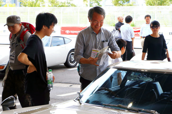 若い来場者の質問に笑顔で答える「2000GT」のオーナー。