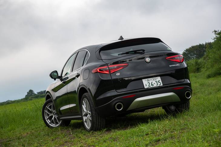 アルファ・ロメオにとって初のSUVである「ステルヴィオ」。「ジュリア」と同じFR系のアーキテクチャーをベースに開発されたモデルだ。