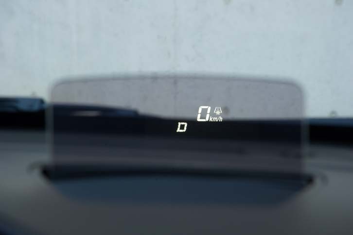 軽自動車としては初めてヘッドアップディスプレイが採用された。先進安全装備の「デュアルセンサーブレーキサポート」などと一緒に、セットオプションで設定される。