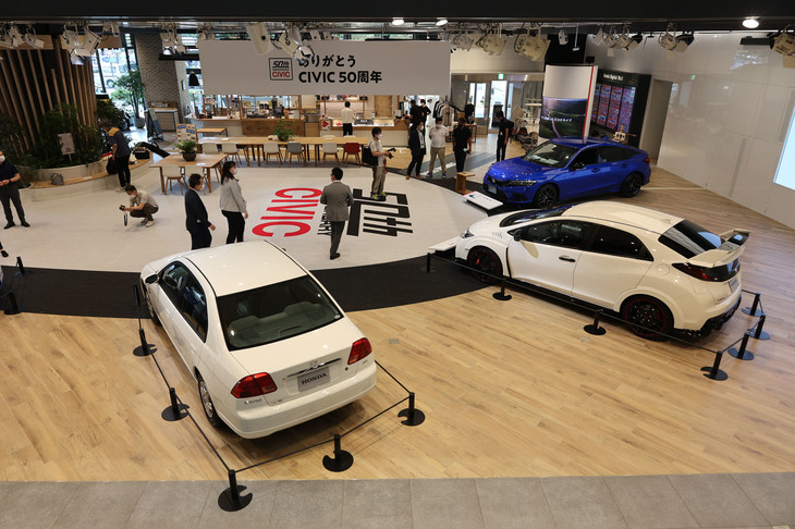 手前から「スマートシビック」こと7代目のセダン、9代目の「タイプR」、そして現行11代目の「e：HEV」。