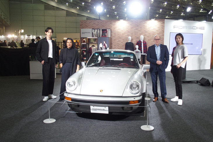 ポルシェライフスタイル キーアカウントマネージャーのソバナ・トゥライラジャー氏（写真左か2番目）とポルシェジャパン代表取締役社長のフィリップ・フォン・ヴィッツェンドルフ氏（同右から2番目）。