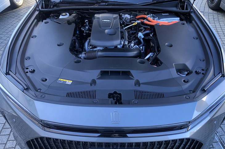 ハイブリッドパワートレインを搭載する「クラウン セダン」のエンジンルーム。245PSのシステム最高出力を誇る。