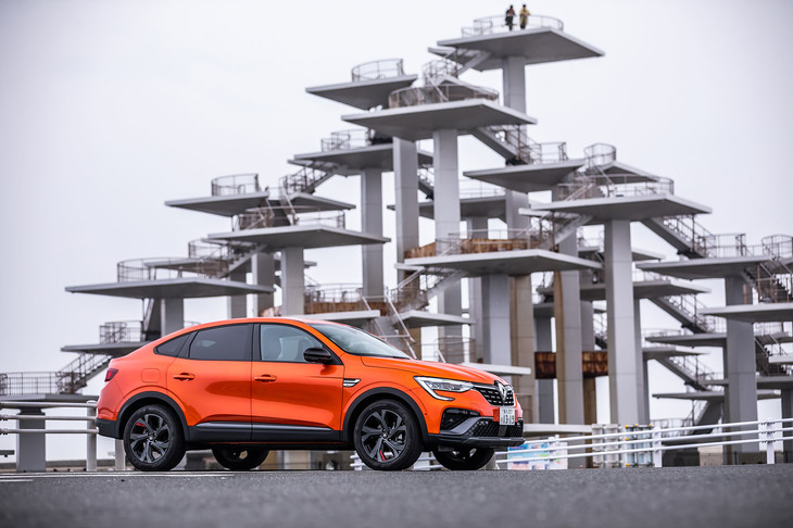 今回試乗した車両は、「オランジュ バレンシアM」と呼ばれる明るく鮮やかなオレンジの外板色をまとっていた。「アルカナ」のボディーカラーは、これを含む全4色から選択できる。