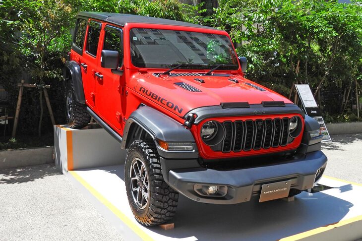 取材を終えて戻る記者を、赤い「ジープ・ラングラー アンリミテッド ルビコン」がお見送り。