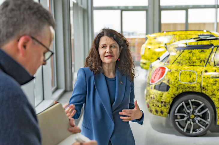 『アウトビルト』との対話に臨むMINIのボス、ステファニー・ヴルスト氏は言う。「何よりも、われわれのニューモデルは生きる喜びを表現している」と。