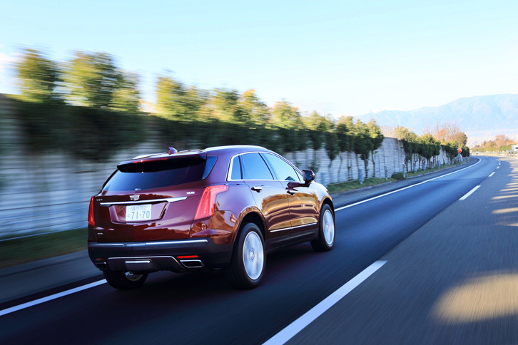 プレミアムSUVとして十分な静粛性を実現している「XT5クロスオーバー」。ハード面での工夫だけでなく、BOSE製のオーディオには車内のノイズを逆位相の音で打ち消すアクティブノイズキャンセリング機能が備わっている。