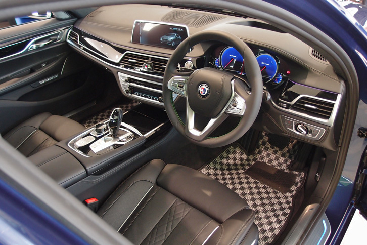 「BMWアルピナB7ビターボ リムジン ロング」のインテリア。