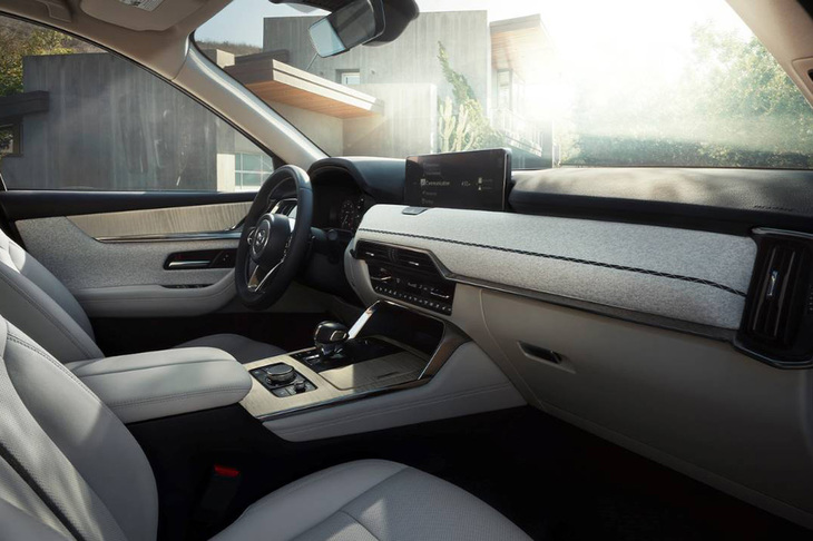 ワイドボディーによる余裕ある空間、天然素材を用いて細部にまでこだわり抜いたたデザインと質感が「CX-90」のインテリアにおける特徴。ダッシュボードまわりの基本デザインは「CX-60」と同じで、ドアパネルに至る連続感のあるデザインが目を引く。3人掛けとなる3列目シートには専用の空調吹き出し口が設定されている。