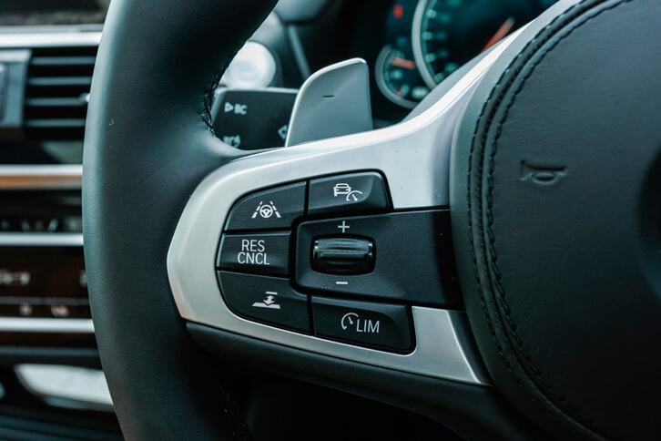 ステアリングホイール左手側にはACC（アクティブ・クルーズ・コントロール）の操作スイッチが備わる。