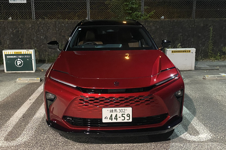 「クラウン クロスオーバー」「クラウン スポーツ」「クラウン セダン」と続けて登場した16代目トヨタ・クラウンシリーズのなかで、最後にラインナップされた第4のモデルが「クラウン エステート」（写真）である。