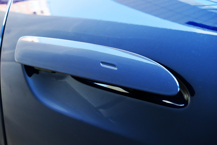 ポルシェ・タイカン4クロスツーリスモ（アウタードアハンドル）