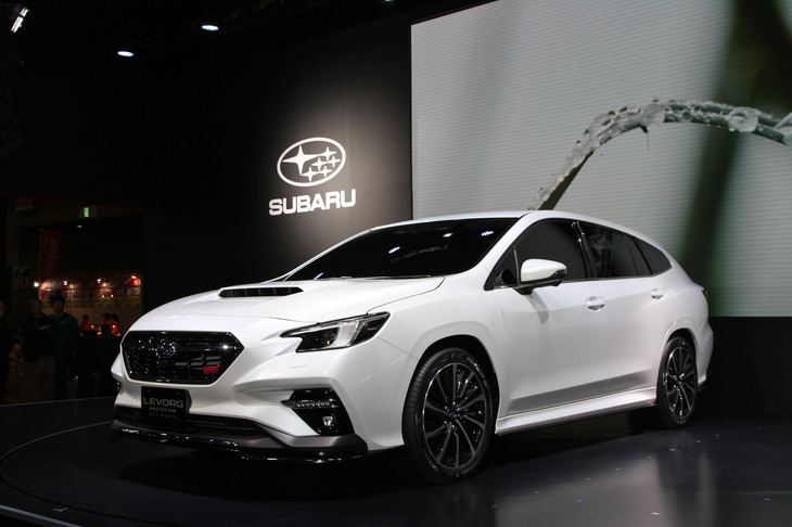 スバルのステージに展示された「レヴォーグ プロトタイプSTI Sport」。