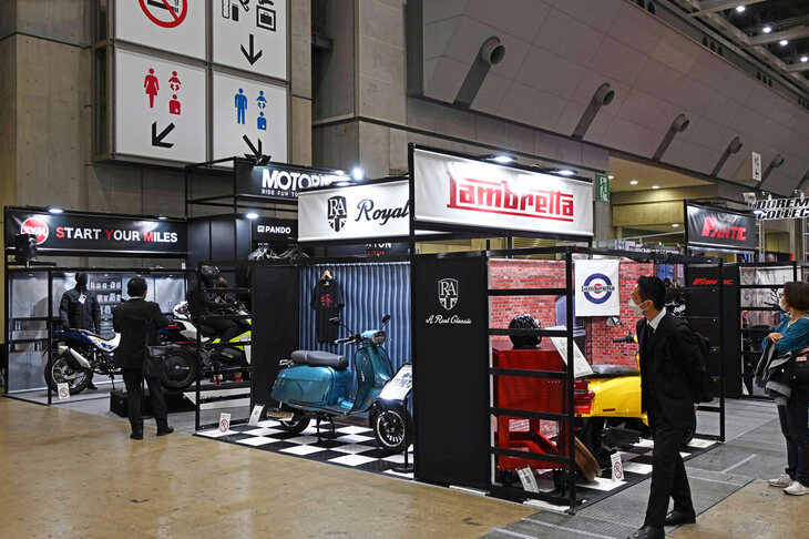 ランブレッタやファンティック、ブリクストンなどの輸入販売を手掛ける、モータリスト合同会社の展示ブース。