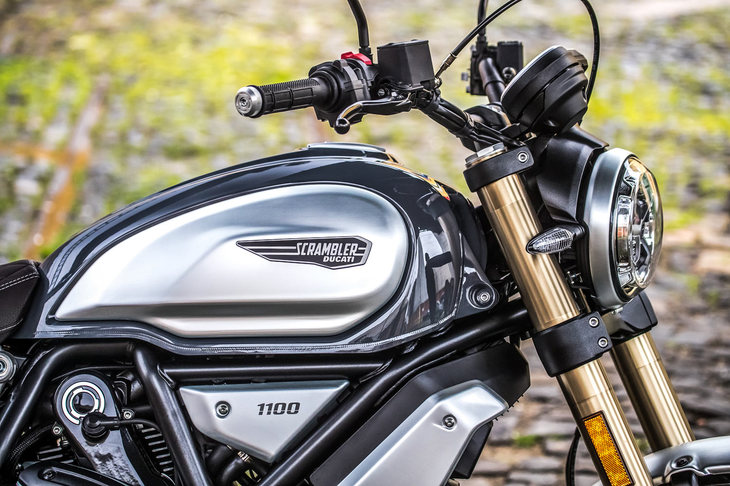 フューエルタンクの左右に装着された「SCRAMBLER DUCATI」のバッジ。「ドゥカティ・スクランブラー」シリーズは、ドゥカティのラインナップのなかでも他のモデルとは趣を異にする、独立したブランドとして取り扱われている。
