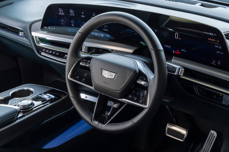 「シボレー・コルベット」に続き、「キャデラック・リリック」も日本仕様のハンドル位置は右に。GMでは、2026年に日本に導入する3車種のBEVについても、右ハンドルとする予定だ。（写真：郡大二郎）