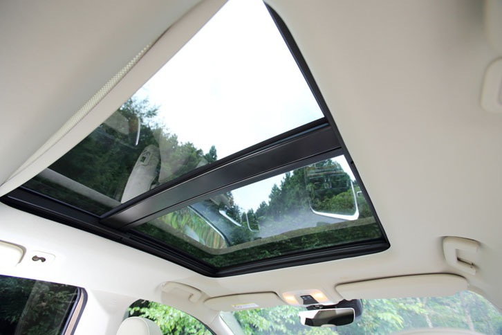 広々とした電動パノラマガラスサンルーフが、室内に開放感を与えている。