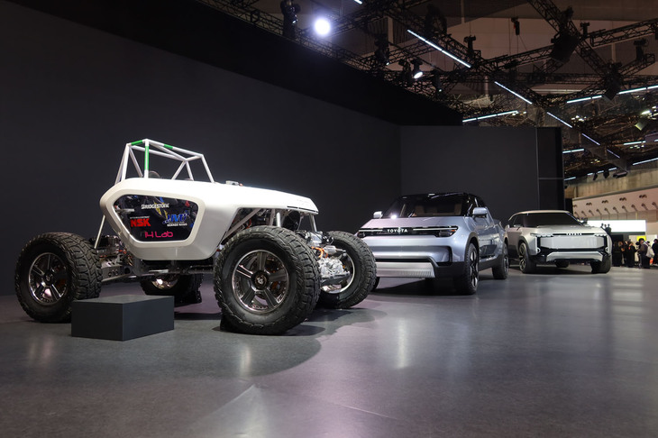 写真手前から順に、スペースモビリティ、EPU、ランドクルーザーSe。