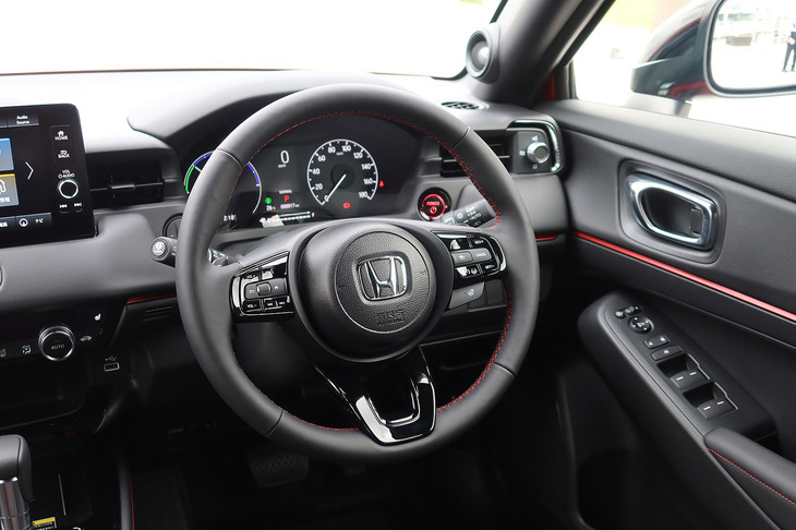 ホンダ・ヴェゼルe：HEV RS（ステアリングホイール）