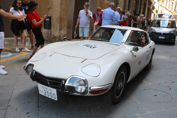 「トヨタ2000GT」にもギャラリーが盛んにスマートフォンのカメラを向けていた。