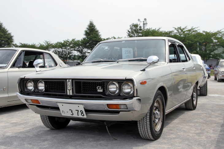 1976年「日産スカイライン1800GL」。通称ケンメリこと4代目C110系スカイラインの、基本となる4気筒エンジン搭載セダン。排ガス対策のため、エンジンは旧プリンス設計のSOHCクロスフローのG型から、日産設計のターンフローのL型に換装されている。