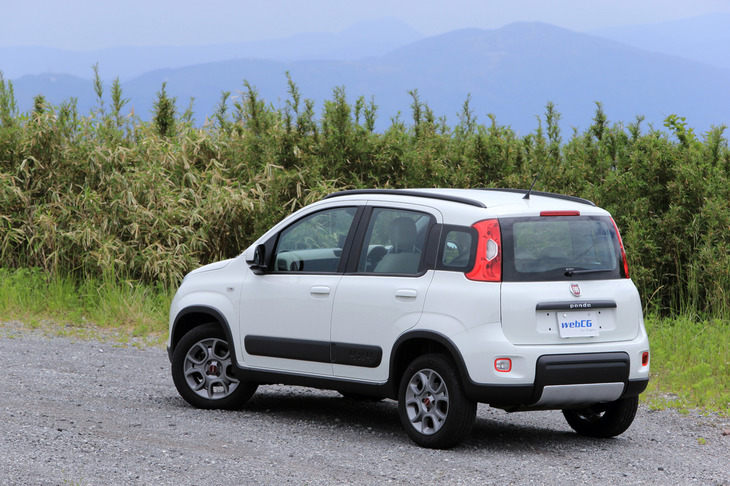 今回、テストの“相方”を務めた「フィアット・パンダ4×4」。長年にわたりwebCG編集部の社用車として活躍した個体で、今は編集部員のマイカーとなっている。