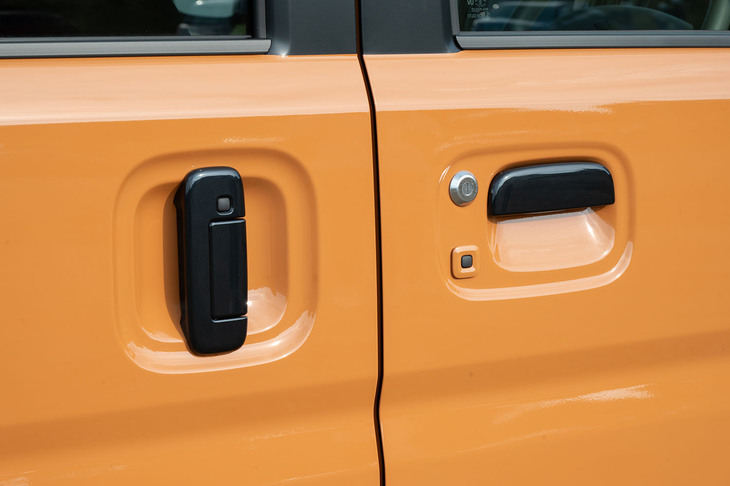 前後のドアとテールゲートのハンドルもグロスブラックとなっている。