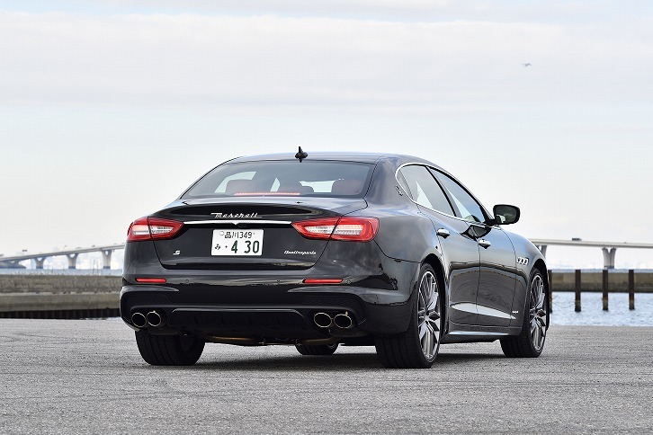 「グランスポーツ」仕様では、リアバンパーの中央下部に“エアロダイナミックフィン”が装着されており、スポーティーさが強調されている。