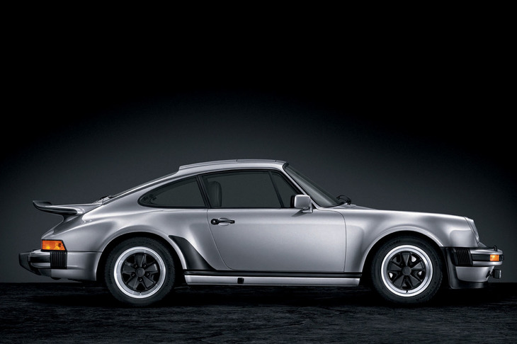 1975年に発売された初代「911ターボ」。3リッターの水平対向6気筒ターボエンジンは最高出力260PSを発生した。