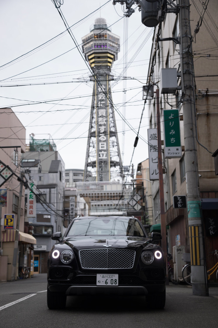 通天閣にも負けない、威風堂々とした佇まいを見せる「ベンテイガ」。その動力性能は0-100km/h加速が4.1秒で、最高速は301km/h。