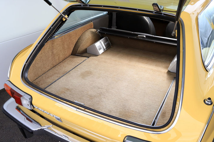 フラットな床面が使い勝手のよさを感じさせる、カーペット敷きのラゲッジルーム。床下はスペアタイヤの収納スペースとなっていた。