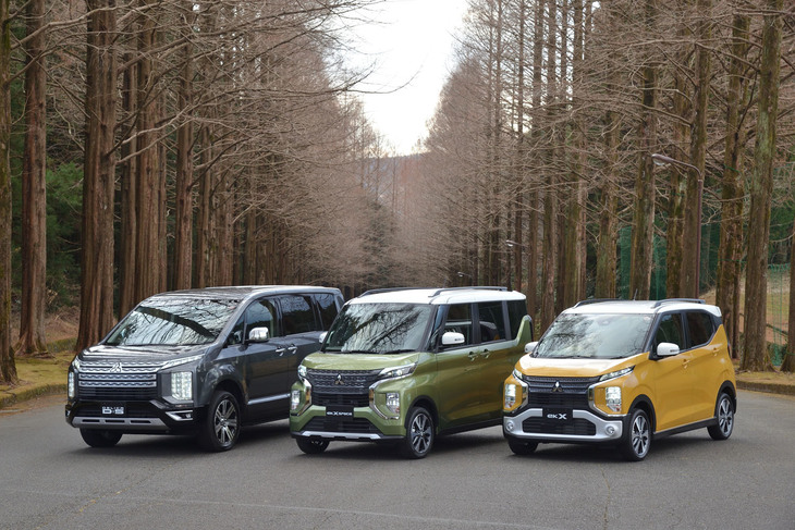 写真左から「デリカD：5」「eKクロス スペース」「eKクロス」。よく似ているが、ライトの形状などの細かなところがちょっとずつ違う。