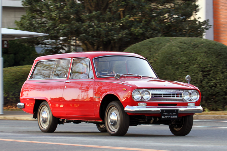 1967年「ベレット エキスプレス」。小型サルーン、ベレットの派生車種となる4ナンバーの商用バン。とはいえ車体はベレットのモノコックボディーがベースではなく、エキスプレスと同様にベレットの顔つきを持つ小型ボンネットトラックである「ワスプ」と共通のラダーフレームを持つ。サスペンションもワスプと共通で、フロントの形式は「ベレット サルーン」と同じダブルウィッシュボーンだが、スプリングはコイルではなくトーションバーである。