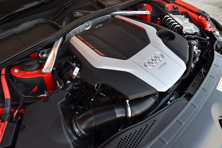 新型「S5」では、プラットフォームと同じくエンジンも一新された。新採用の3リッターV6ターボエンジンは、最高出力354ps、最大トルク500Nmを発生する。