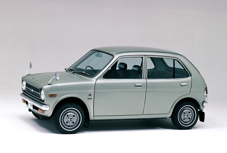 コンセプト、構造ともに翌1972年にデビューする初代「シビック」の縮小版的なモデルだった「ホンダ・ライフ」。駆動方式はもちろんFFだが、日本で初めてジアコーザ式を採用していた。